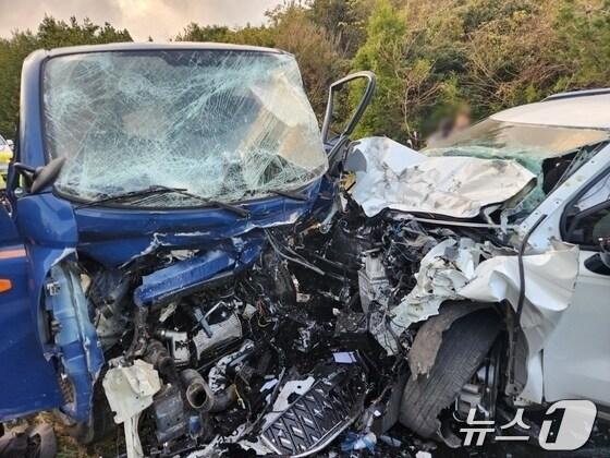 본문 이미지 - 지난해 12월 3일 오후 제주 서귀포시 남원읍 하례리 소재 중산간 지역 도로에서 발생한 카니발 렌터카와 1톤 트럭의 사고 현장.&#40;제주도 소방안전본부 제공. 재판매 및 DB 금지&#41;/뉴스1