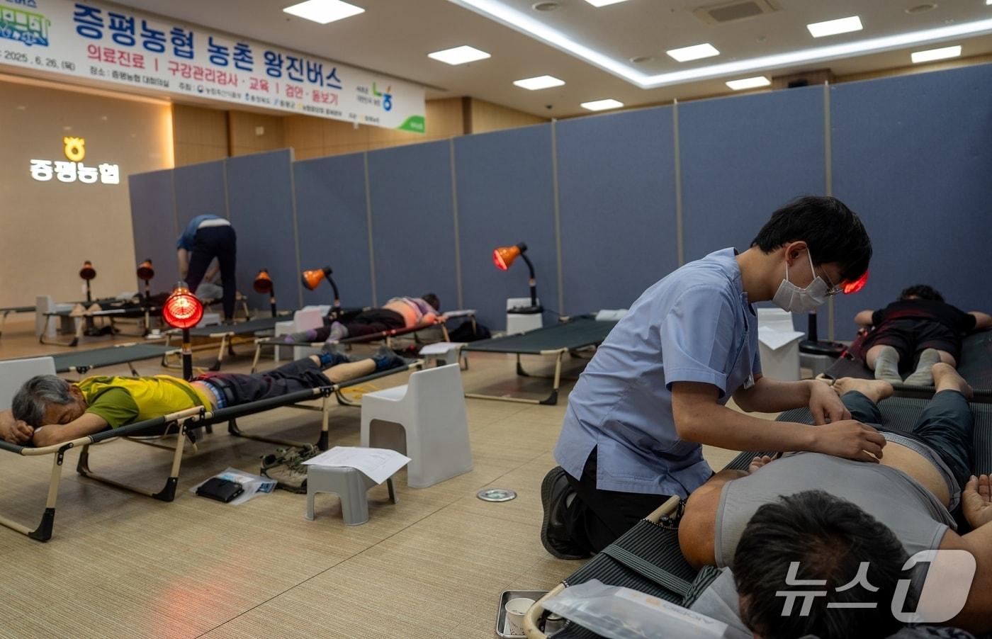 충북 증평군은 26일 증평농협 대회의실에서 '2025 농촌 왕진버스'를 성황리에 운영했다.(증평군 제공, 재판매 및 DB금지)/뉴스1