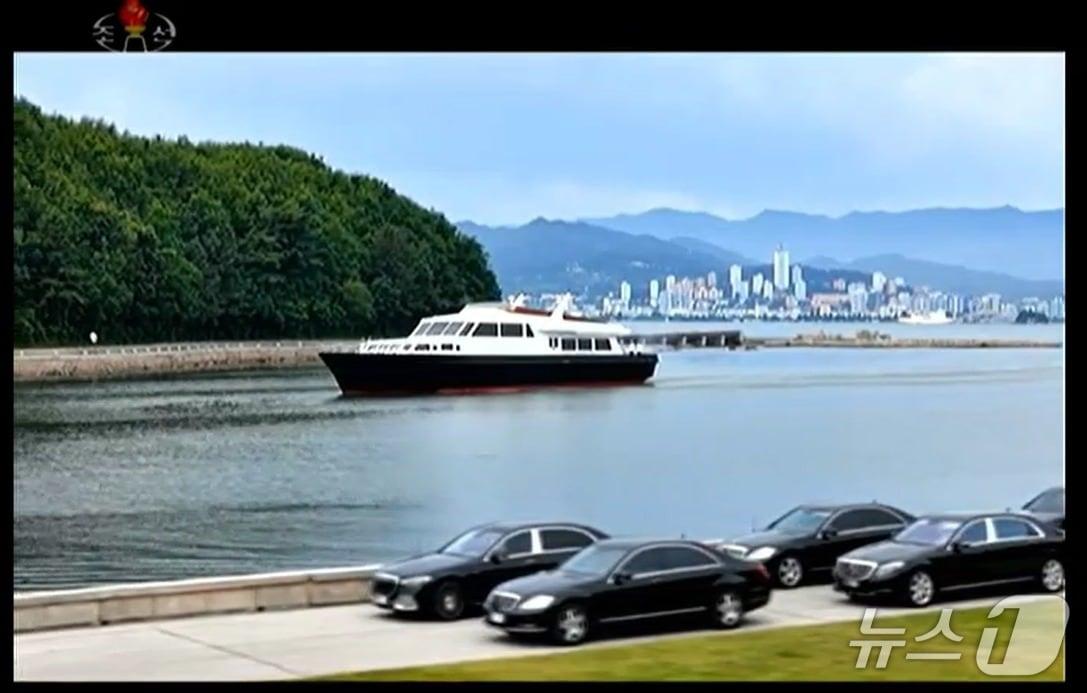 본문 이미지 - 조선중앙TV는 26일 영상에서 김정은 북한 노동당 총비서 일가족과 일부 간부들이 탄 요트가 물결을 가르며 항구로 들어오는 모습을 공개했다. &#40;조선중앙TV 갈무리&#41;