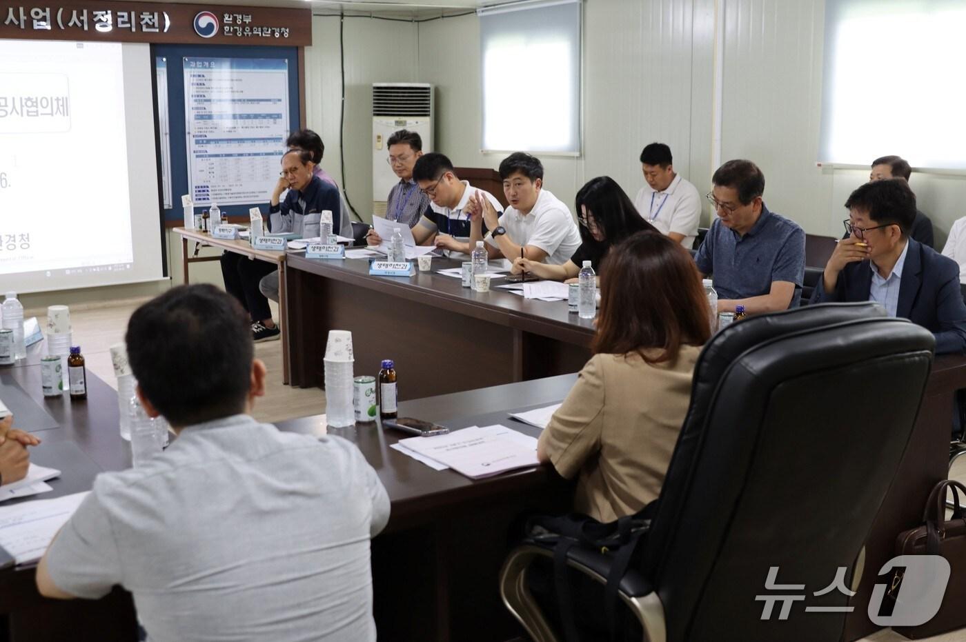 한강청이 26일 서정리천 하천공사 현장사무실에서 개최한 ‘하천공사 협의체’ 회의에서 참석자들이 하천공사 방안을 논의하고 있다.(한강청 제공)