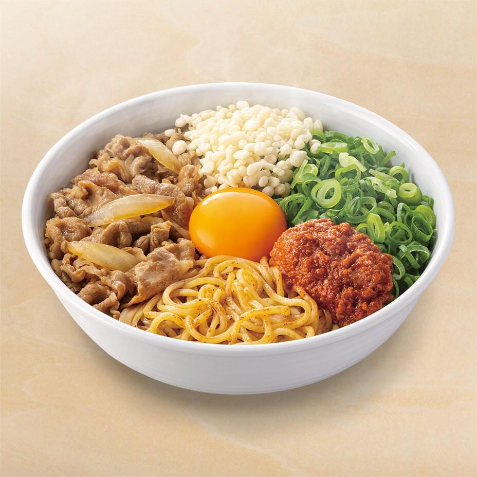 본문 이미지 - 일본 덮밥 전문점 '요시노야'가 쌀값 폭등을 이유로 내놓은 첫 면 메뉴 '우타마 스태미나 마제소바' <출처=요시노야 홈페이지 갈무리>