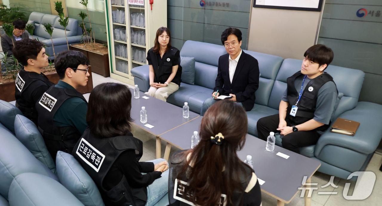 본문 이미지 - 김영훈 고용노동부 장관 후보자가 일선 근로감독관들을 만나 간담회를 하고 있다. (사진제공=고용노동부 인사청문회 준비단)