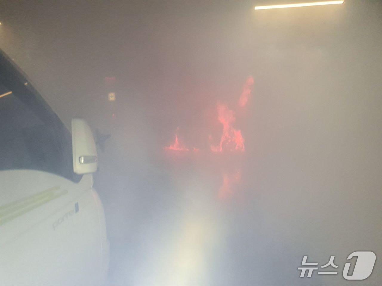 본문 이미지 - 경기 하남시 전기차 화재&#40;경기도소방재난본부 제공. 재판매 및 DB 금지&#41;/뉴스1 