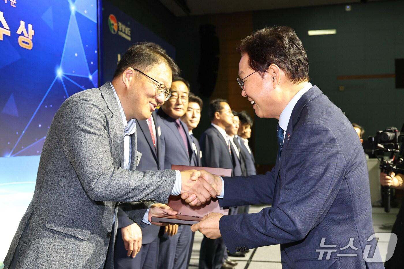 26일 창원컨벤션센터에서 열린 ‘제29회 경상남도 농수산물 수출탑 시상식&#39;에서 장금용 창원시장 권한대행&#40;왼쪽&#41;이 박완수 경남지사로부터 농수산물 시책평가 최우수 상패를 받고 악수하고 있다.&#40;경남도 제공. 재판매 및 DB금지&#41;