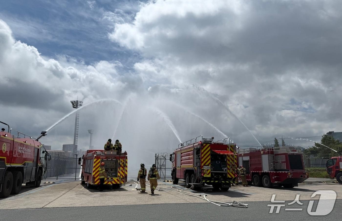 25일 김해공항 항공유 저장소에서 민·관·군 합동 시설물 화재 대응 훈련이 진행되고 있다.(김해공항 제공. 재판매 및 DB 금지)