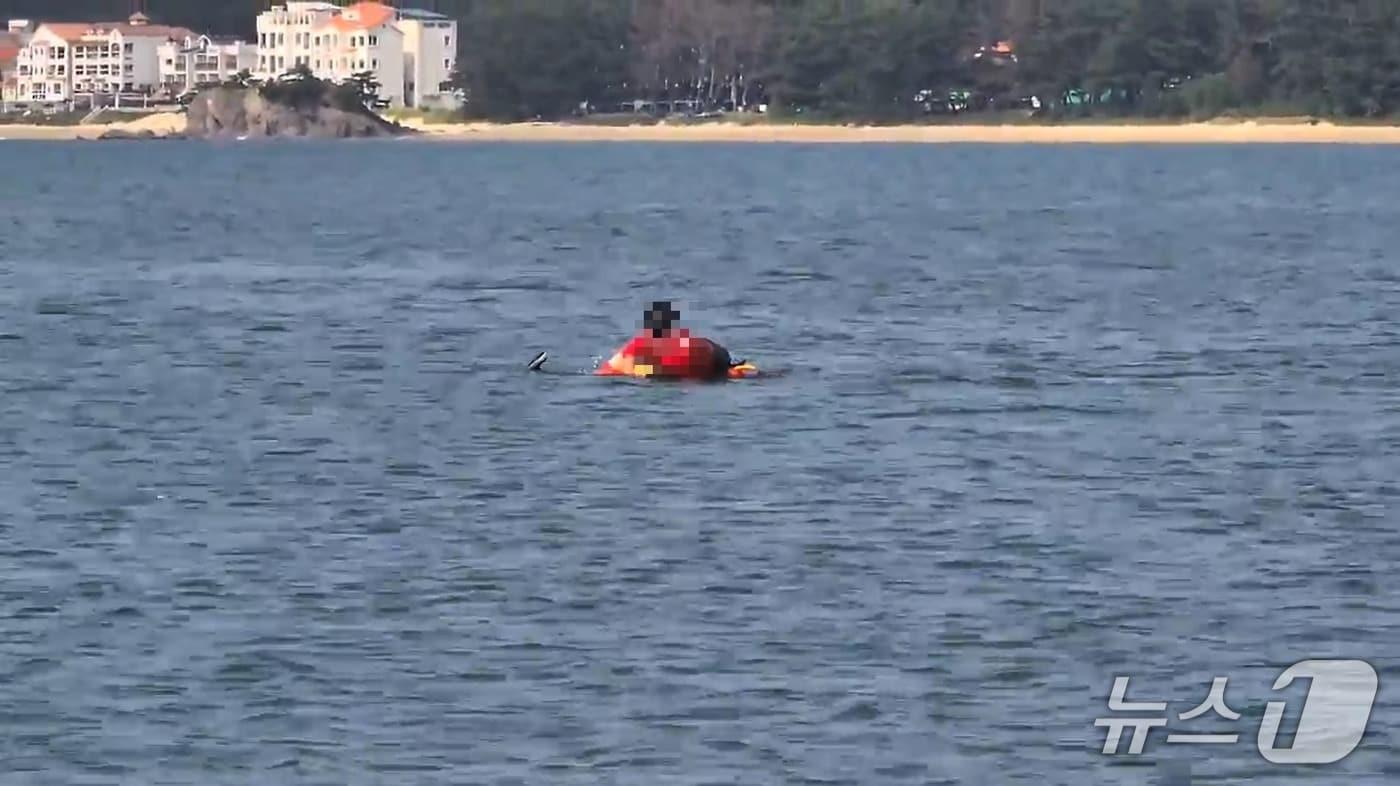26일 태안 마검포항 인근 해상에 빠진 70대 남성을 해경이 구조하고 있다. (태안해경 제공, 재판매 및 DB금지) / 뉴스1 