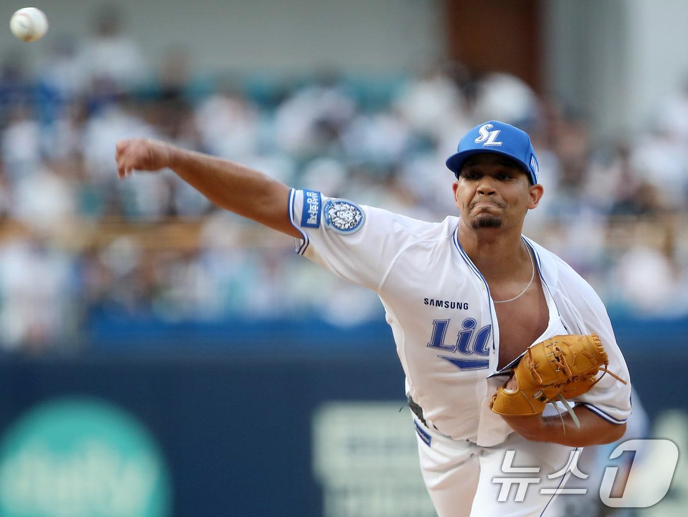 본문 이미지 - 26일 오후 대구 수성구 삼성라이온즈파크에서 열린 프로야구 '2025 신한 SOL뱅크 KBO 리그' 한화 이글스와 삼성 라이온즈의 경기, 1회초 삼성 선발 가라비토가 역투하고 있다. 2025.6.26/뉴스1 ⓒ News1 공정식 기자