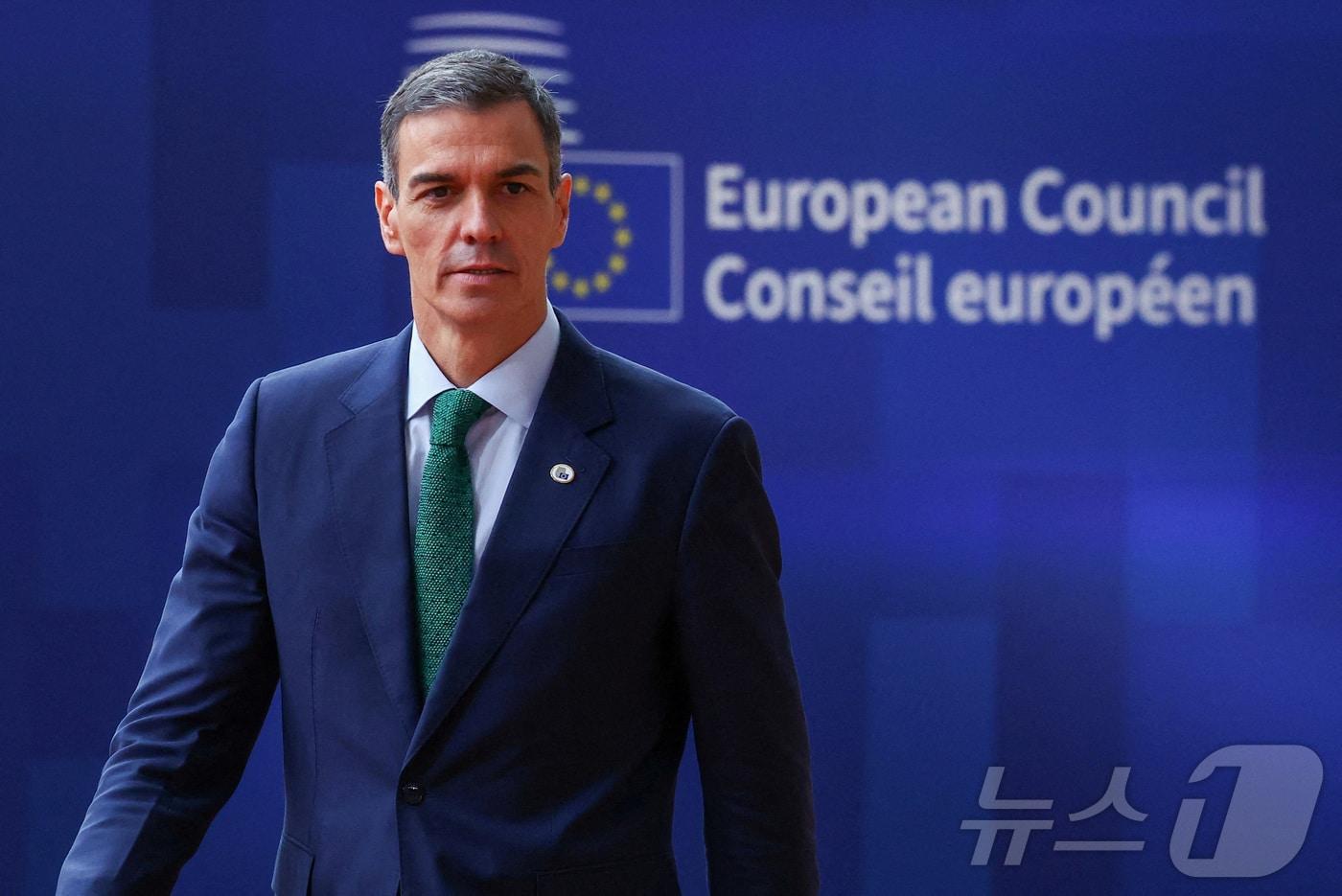 본문 이미지 - 페드로 산체스 스페인 총리가 26일(현지시간) 벨기에 브뤼셀에서 열리는 유럽연합(EU) 정상회의에 참석하고 있다. 2025.6.26 ⓒ 로이터=뉴스1