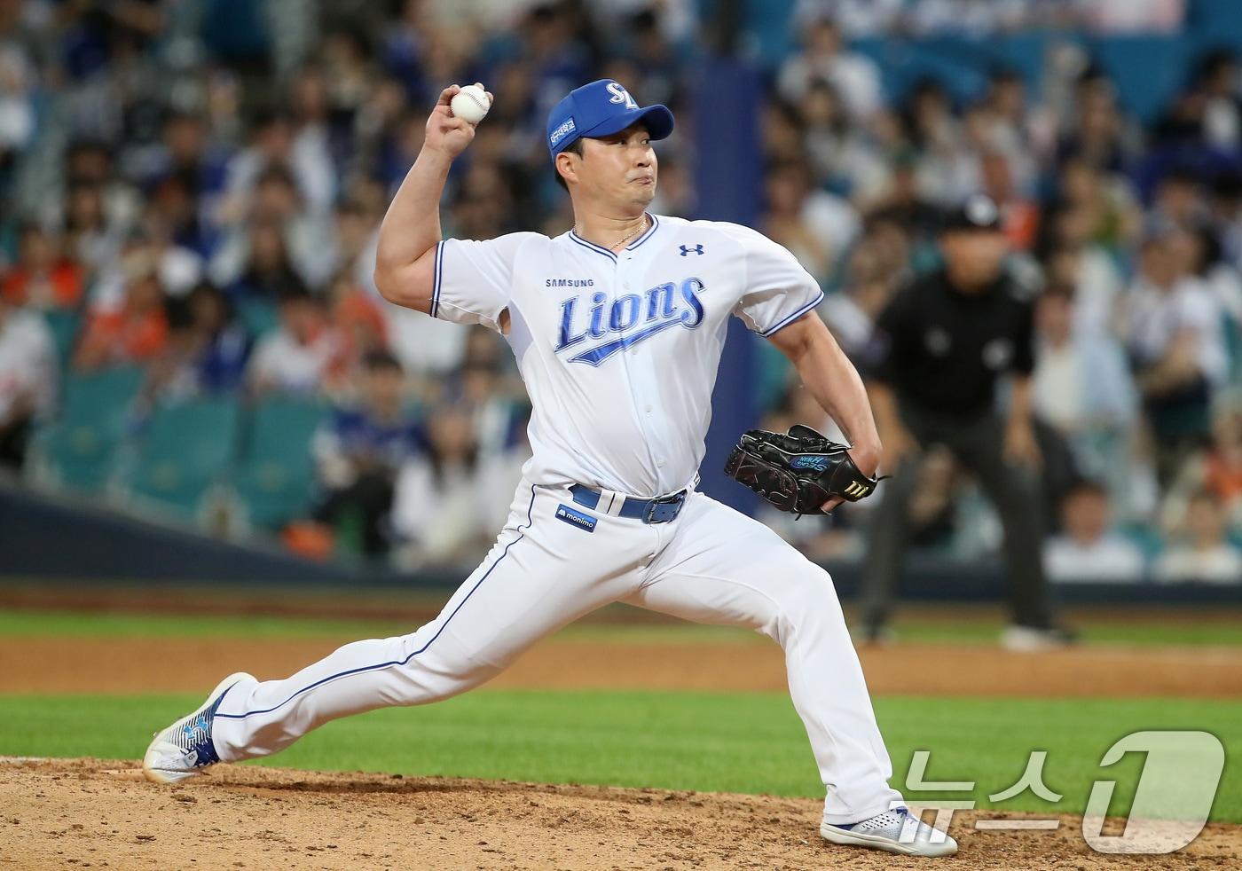 26일 오후 대구 수성구 삼성라이온즈파크에서 열린 프로야구 &#39;2025 신한 SOL뱅크 KBO 리그&#39; 한화 이글스와 삼성 라이온즈의 경기, 3대1로 뒤진 8회말 삼성 마운드에 오른 오승환이 역투하고 있다. 2025.6.26/뉴스1 ⓒ News1 공정식 기자