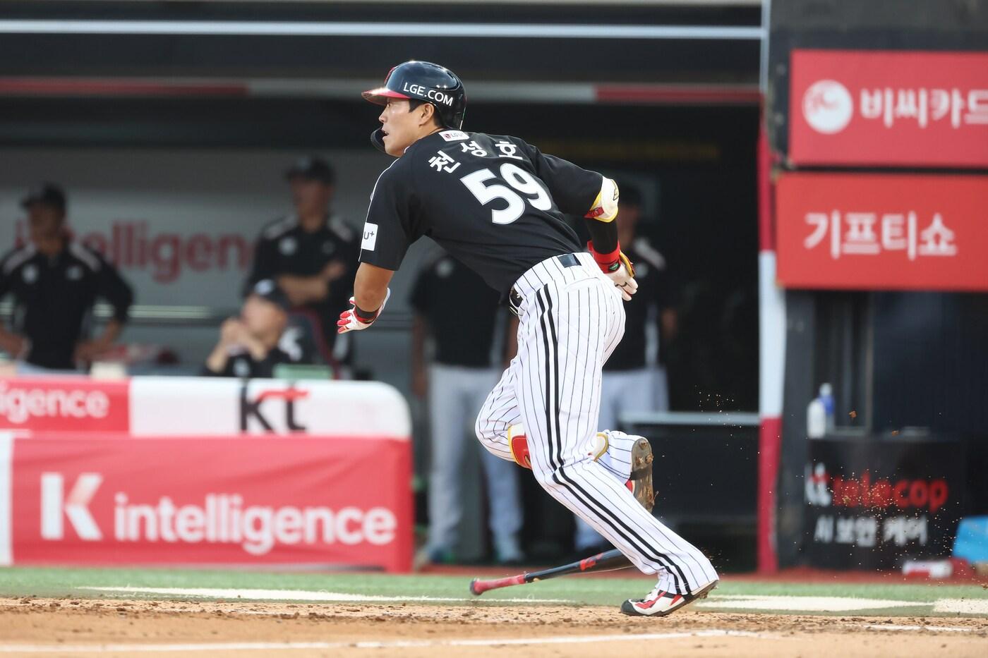 LG 트윈스 유니폼을 입은 천성호가 26일 열린 KBO리그 수원 KT 위즈전에서 4-3 역전승을 이끌었다. (LG 트윈스 제공)