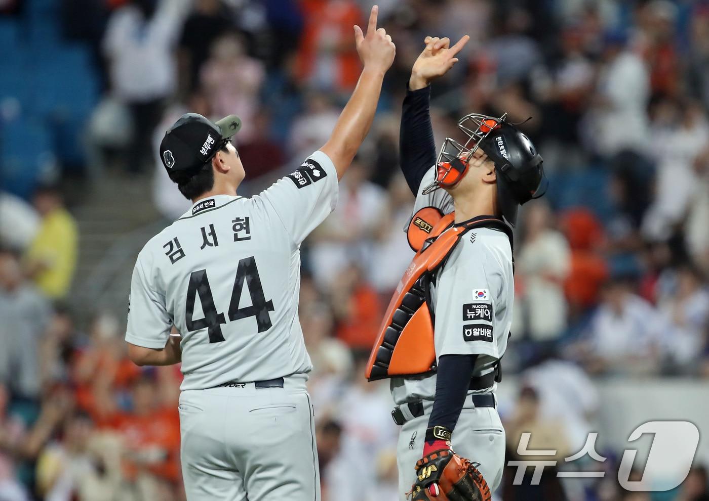 26일 오후 대구 수성구 삼성라이온즈파크에서 열린 프로야구 &#39;2025 신한 SOL뱅크 KBO 리그&#39; 한화 이글스와 삼성 라이온즈의 경기에서 3대 1 승리를 거둔 한화 마무리 김서현 투수와 이재원 포수가 기쁨을 나누고 있다. 2025.6.26/뉴스1 ⓒ News1 공정식 기자