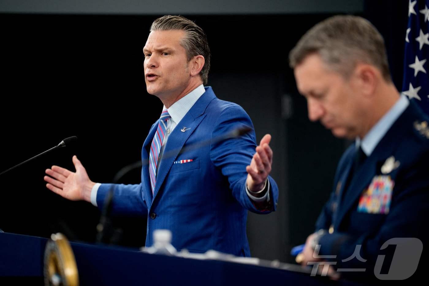 26일&#40;현지시간&#41; 피트 헤그세스 국방장관과 댄 케인 미국 합동참모본부의장이 버지니아주 알링턴의 펜타곤에서 열린 기자 회견에서 이란의 핵농축 시설 공격 성과에 대해 설명하고 있다. 2025.06.26 ⓒ AFP=뉴스1 ⓒ News1 류정민 특파원