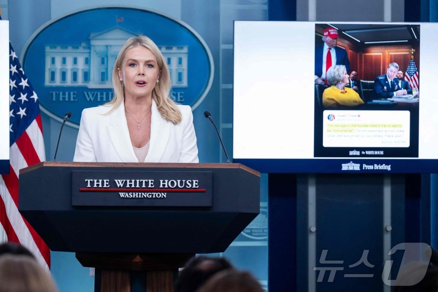 캐롤라인 레빗 백악관 대변인이 26일&#40;현지시간&#41; 워싱턴DC 백악관에서 열린 정례브리핑에서 지난 주말 이뤄진 이란 핵시설에 대한 미국의 공습 성과를 강조하고 있다. 2025.06.26 ⓒ AFP=뉴스1 ⓒ News1 류정민 특파원