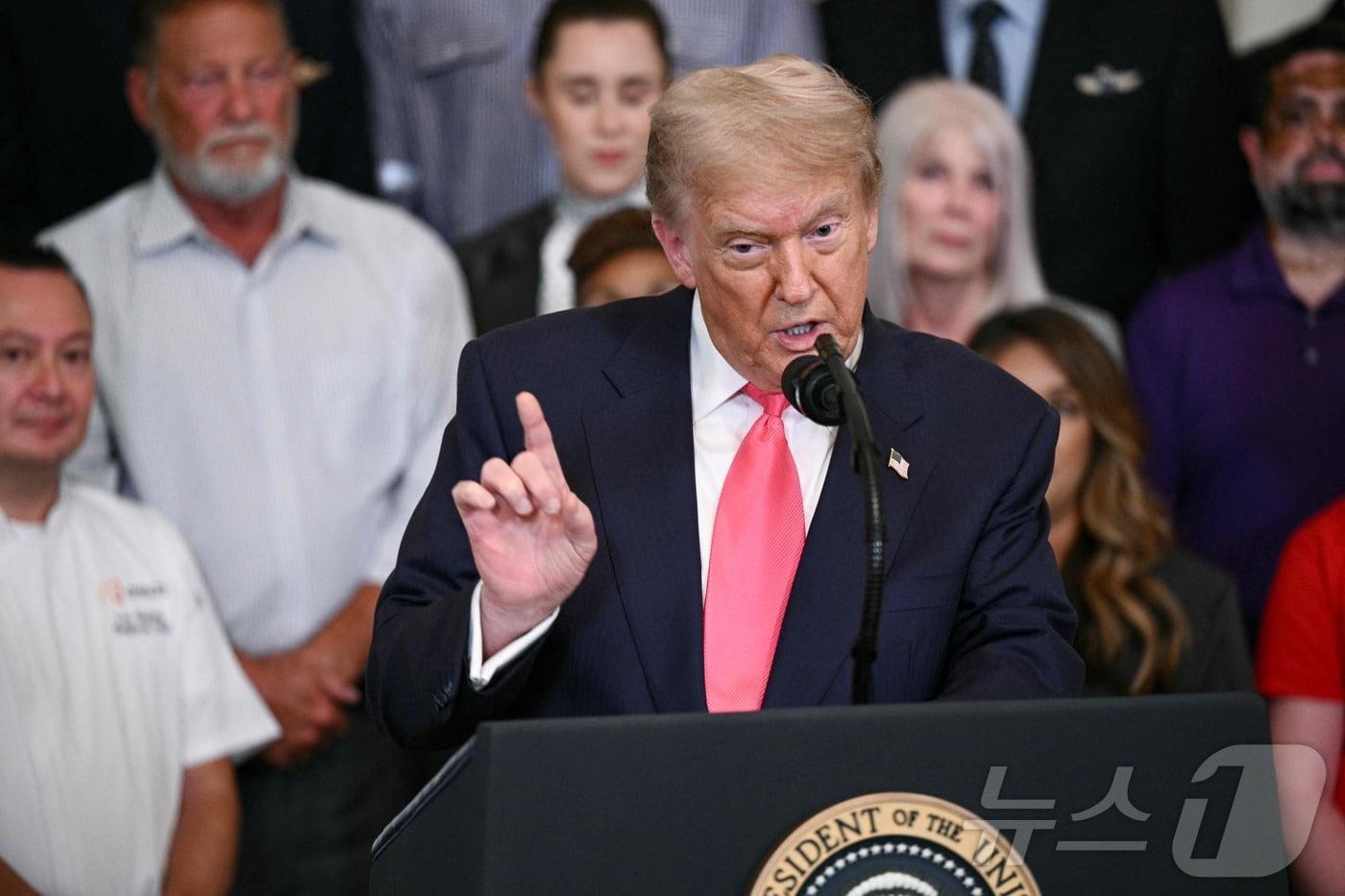 도널드 트럼프 미국 대통령이 26일(현지시간) 워싱턴DC 백악관에서 열린 '하나의 크고 아름다운 법안'(One Big Beautiful Bill Act, OBBBA) 행사에서 연설하고 있다. 트럼프는 미국 독립기념일인 7월 4일까지 국경 보안 예산 증액 및 팁·초과근무 수당 면세 등을 담은 OBBBA에 서명하는 것을 목표로 하고 있다. 이날 행사는 의회에 압박을 가하려는 전략적 차원에서 열렸다. 2025.06.26 ⓒ AFP=뉴스1 ⓒ News1 류정민 특파원