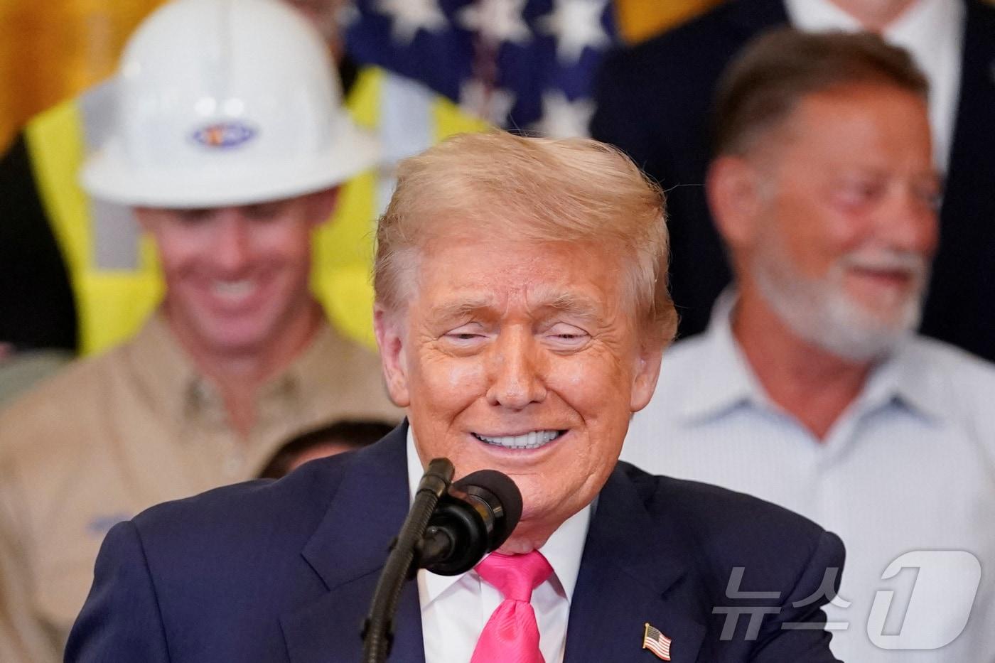 도널드 트럼프 미국 대통령이 26일(현지시간) 미국 워싱턴DC 백악관에서 열린 '하나의 크고 아름다운 법안'(One Big Beautiful Bill Act, OBBBA) 행사에서 연설하던 도중 웃음을 보이고 있다. 2025.06.26 ⓒ 로이터=뉴스1 ⓒ News1 류정민 특파원