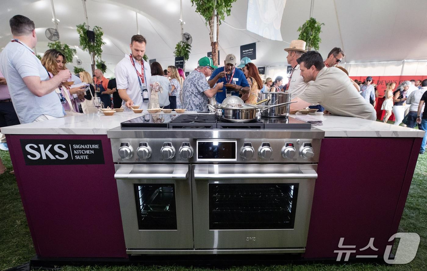 SKS '푸드앤와인클랙식' 부스에 가스레인지, 인덕션, 수비드 기능을 모두 탑재한 '프로레인지'가 전시된 모습(LG전자 제공). ⓒ 뉴스1