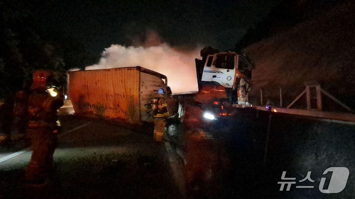 26일 오후 10시4분쯤 경북 경산 남천면 남천터널 부근에서 부산 방향으로 달리던 25t 화물차가 앞서가던 8t 화물차를 추돌해 차량 2대가 전소됐다. (경북소방본부 제공. 재판매 및 DB 금지) 2025.6.26/뉴스1