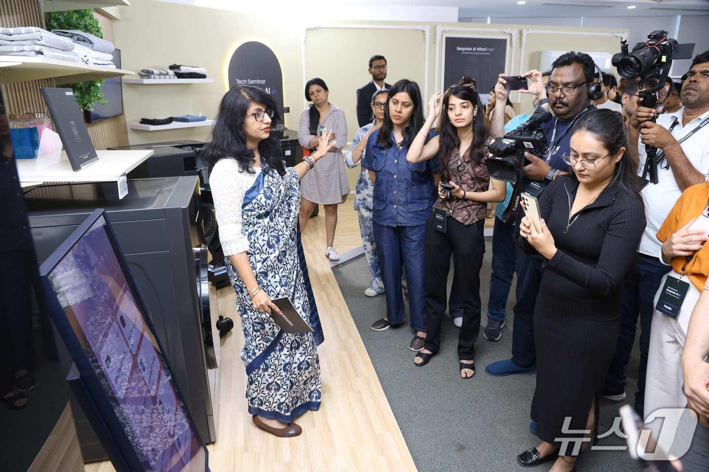 인도 구르가온에서 열린 삼성전자 서남아 테크 세미나에서 참석자들이 스마트싱스의 연결 경험에 대한 시연을 살펴보고 있다(삼성전자 제공). ⓒ 뉴스1