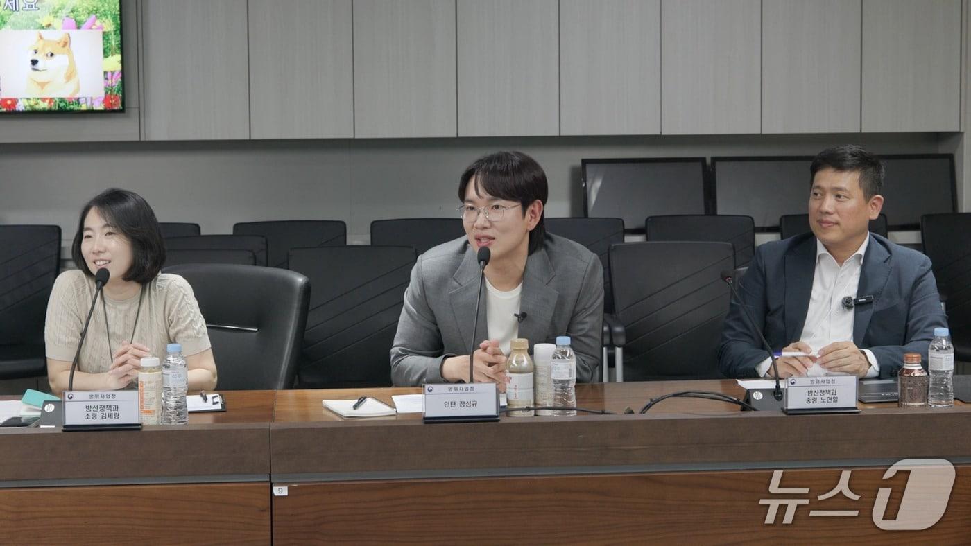 방송인 장성규가 방위사업청 유튜브 개편을 맞아 방산 현장과 정책 부서의 생생한 모습을 소개하기 위한 체험형 예능 콘텐츠를 촬영하고 있다. 2025.06.27. (방사청 제공)<strong></strong>