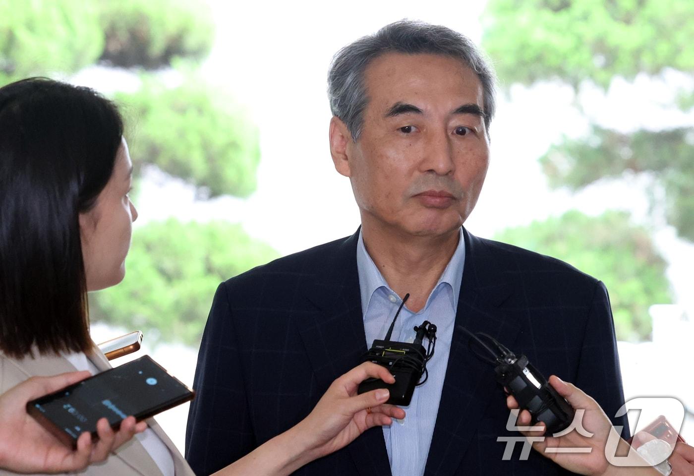 윤석열 전 대통령의 부인 김건희 여사 의혹 관련 사건 수사를 맡은 민중기 특별검사가 27일 오전 서울 서초구 사무실로 출근하며 취재진의 질의에 답변하고 있다./뉴스1 ⓒ News1 김명섭 기자