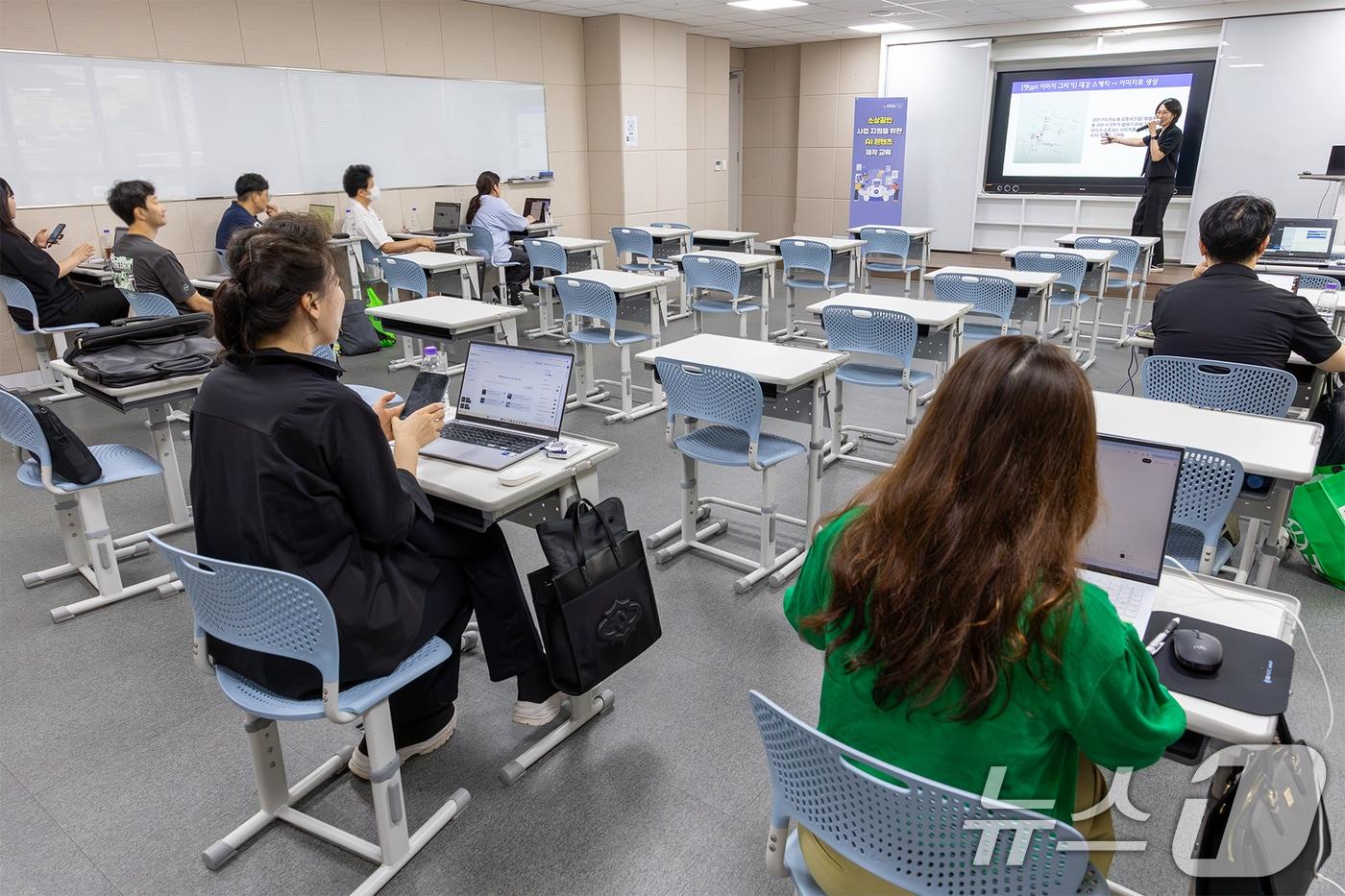 본문 이미지 - KT가 중소벤처기업부·한국중소벤처기업유통원과 함께 개관한 '소담스퀘어 보라매'에서 지난 26일부터 소상공인 대상 생성형 AI 활용 교육을 시작한다고 27일 밝혔다. 소담스퀘어 보라매에서 강사가 소상공인을 대상으로 생성형 AI 활용 교육을 진행하고 있다. (KT 제공. 재판매 및 DB 금지) 2025.6.27 ⓒ 뉴스1
