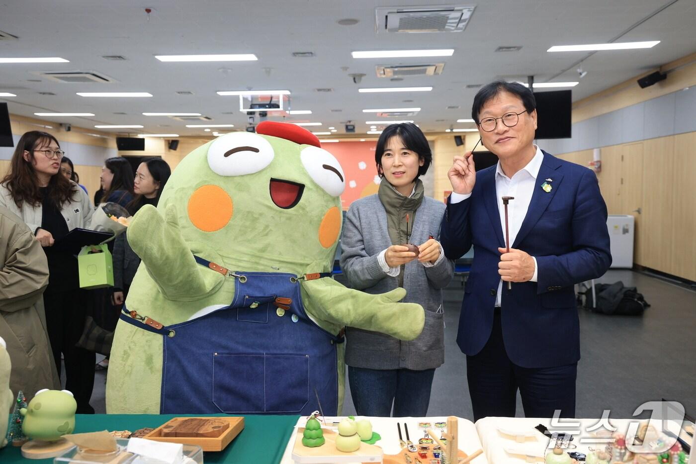 김대권 대구 수성구청장(오른쪽)과 구 대표 캐릭터 '뚜비'가 함께 사진을 촬영하고 있다.(대구 수성구 제공.재판매 및 DB 금지)