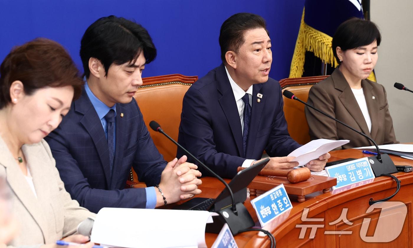 김병기 더불어민주당 대표 직무대행 겸 원내대표가 27일 오전 서울 여의도 국회에서 열린 최고위원회의에서 모두 발언을 하고 있다. 오른쪽부터 전현희 최고위원, 김 직무대행 겸 원내대표, 한준호, 이언주 최고위원. 2025.6.27/뉴스1 ⓒ News1 김민지 기자