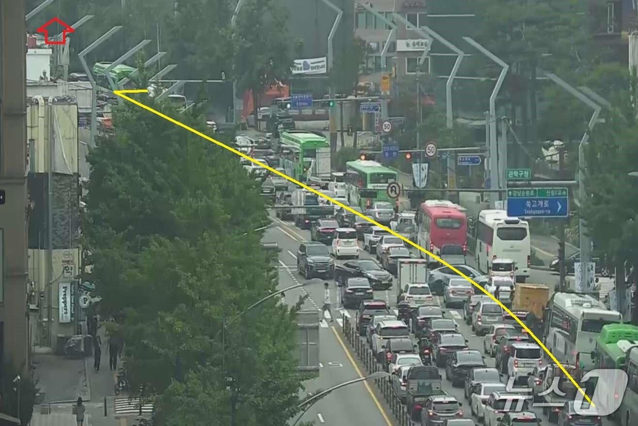 본문 이미지 - 27일 오전 9시 38분쯤 서울 관악구 관악로에서 4중 추돌사고가 벌어져 극심한 정체가 빚어지고 있다.(TOPIS 제공)