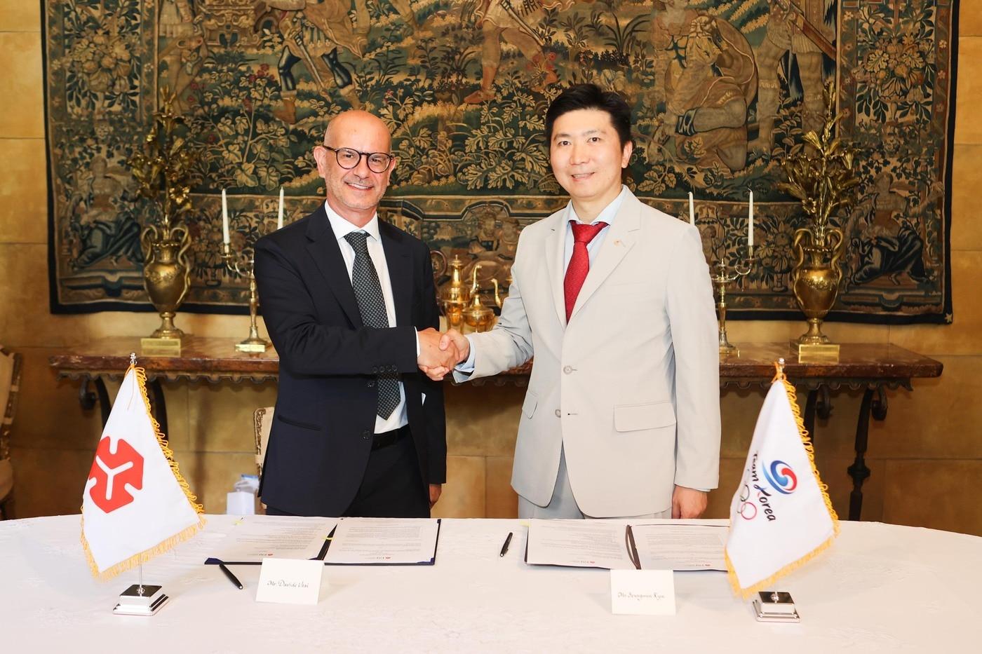 코리아하우스 협약식을 맺은 뒤 사진 촬영 중인 유승민 대한체육회장(오른쪽)과 다비데 우자이 이탈리아환경기금 대표. (대한체육회 제공)