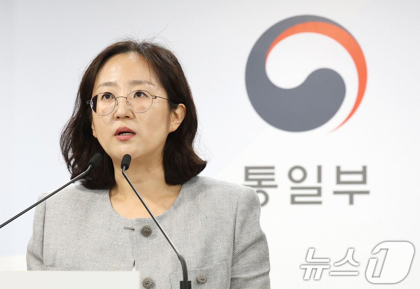 장윤정 통일부 부대변인이 27일 오전 서울 종로구 정부서울청사에서 열린 정례브리핑에서 장마철 남북 접경지역의 홍수 피해를 예방하기 위해 북한이 인도주의적 차원에서 댐 방류 시 우리 측에 미리 통보해 줄 것을 요청하고 있다. ⓒ News1 임세영 기자