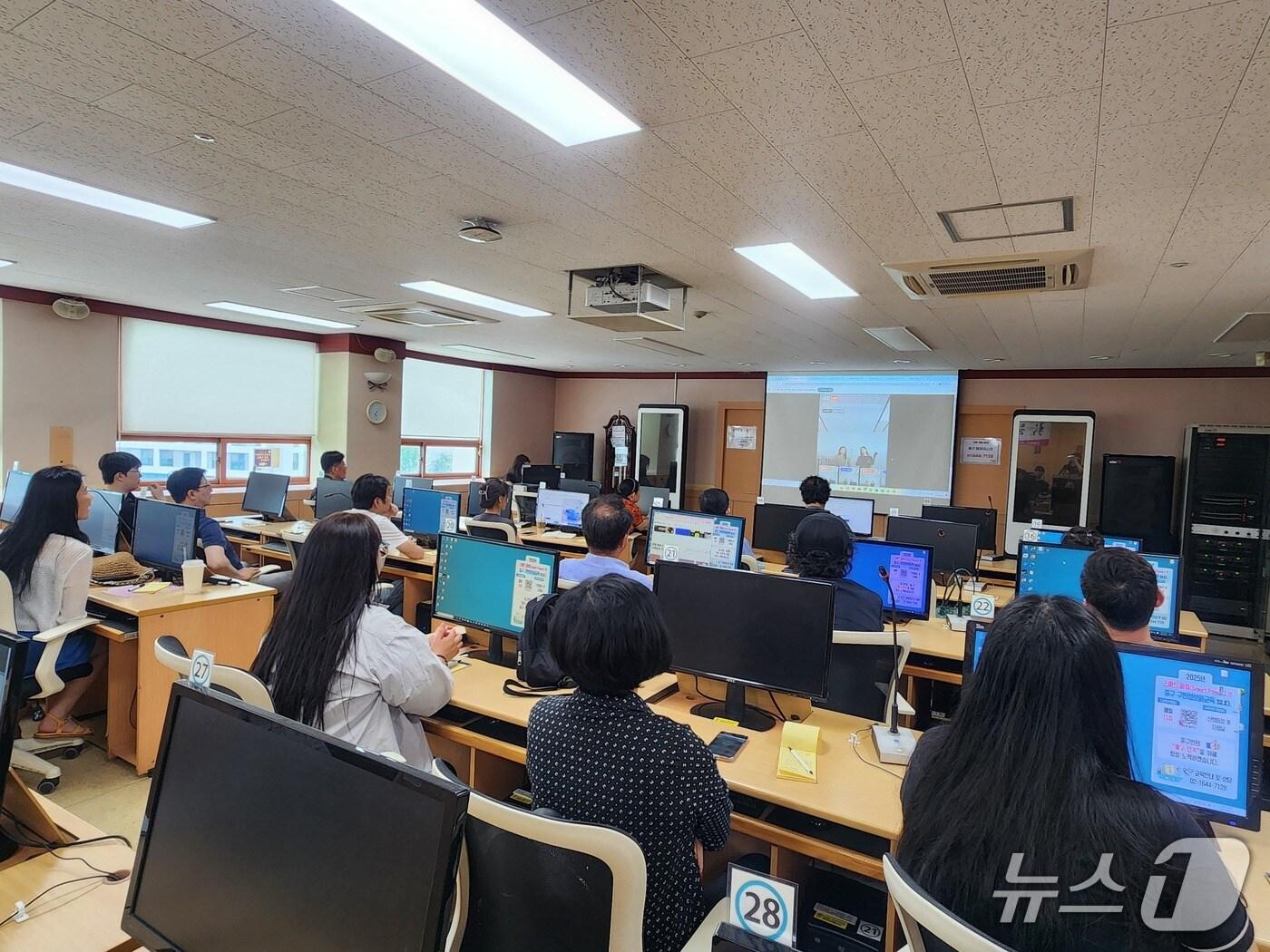 본문 이미지 - 중구 전통시장 라이브커머스 교육 사진.(중구청 제공)