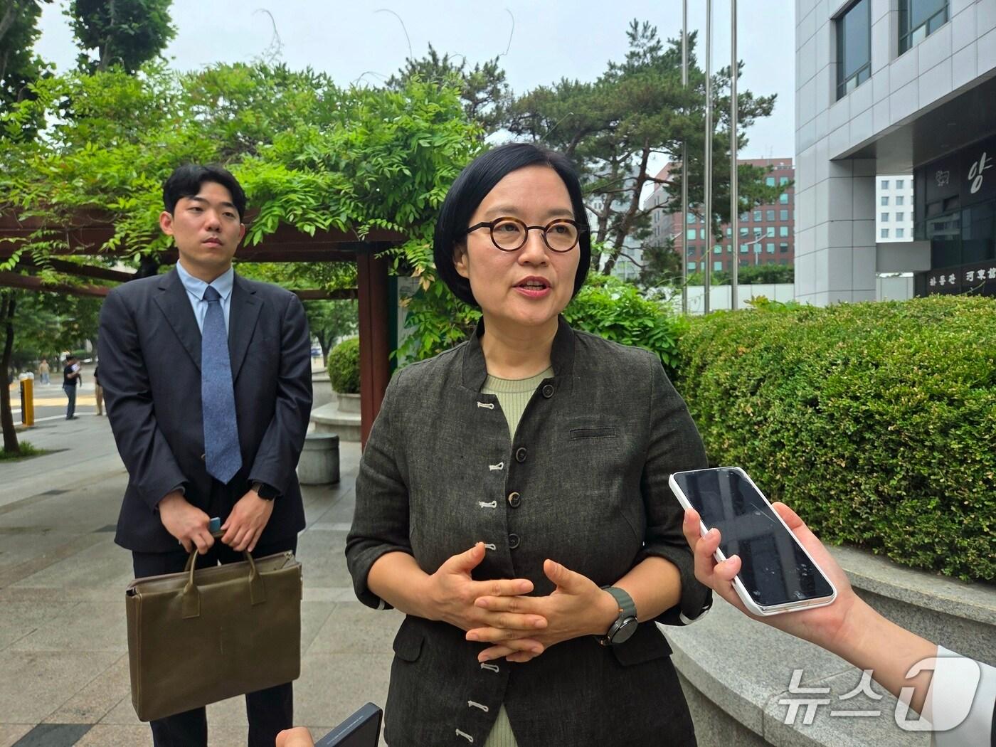 본문 이미지 - 한성숙 중소벤처기업부 장관 후보자가 27일 오전 9시쯤 서울 여의도 중소기업기술정보진흥원 수도권평가실에 마련된 인사청문회준비단 사무실 앞에서 취재진과 질의응답을 하고 있다. 2025.6.27/뉴스1 ⓒ News1 장시온 기자