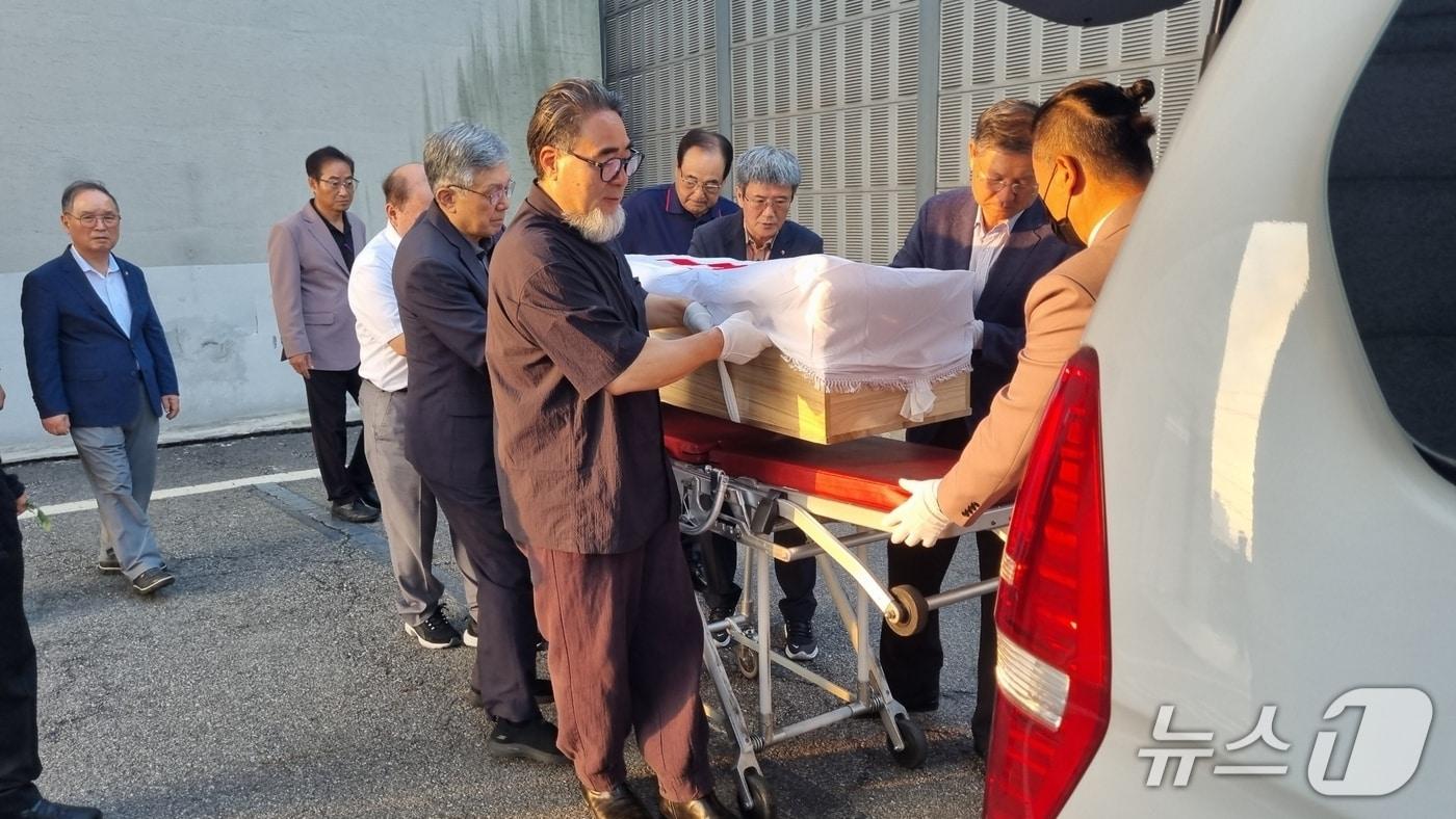 용인시 공영 장례 서포터즈들이 장례 절차를 진행하고 있는 모습.&#40;용인시 제공&#41;