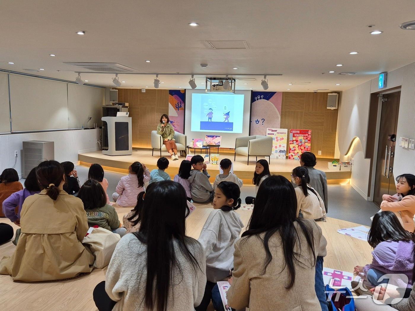 본문 이미지 - 울산 동구가 조성한 '책 놀이터 북적북적'에서 작가와의 만남 프로그램이 진행되고 있다.(울산동구청 제공. 재판매 및 DB 금지)