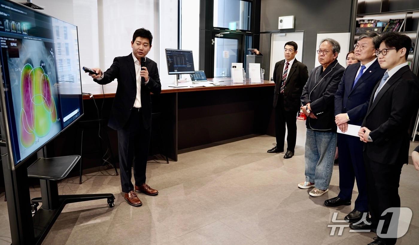 루닛 관계자가 27일 서울 강남구 루닛 본사에서 열린 '국회 AI 혁신기업 간담회'에서 서범석 루닛 대표(오른쪽부터), 김윤 국회 보건복지위원회 의원, 황희 카카오헬스케어 황희 대표 등 참석자들에게 '의료 특화 AI 파운데이션 모델'을 시연하고 있다.(루닛 제공)/뉴스1