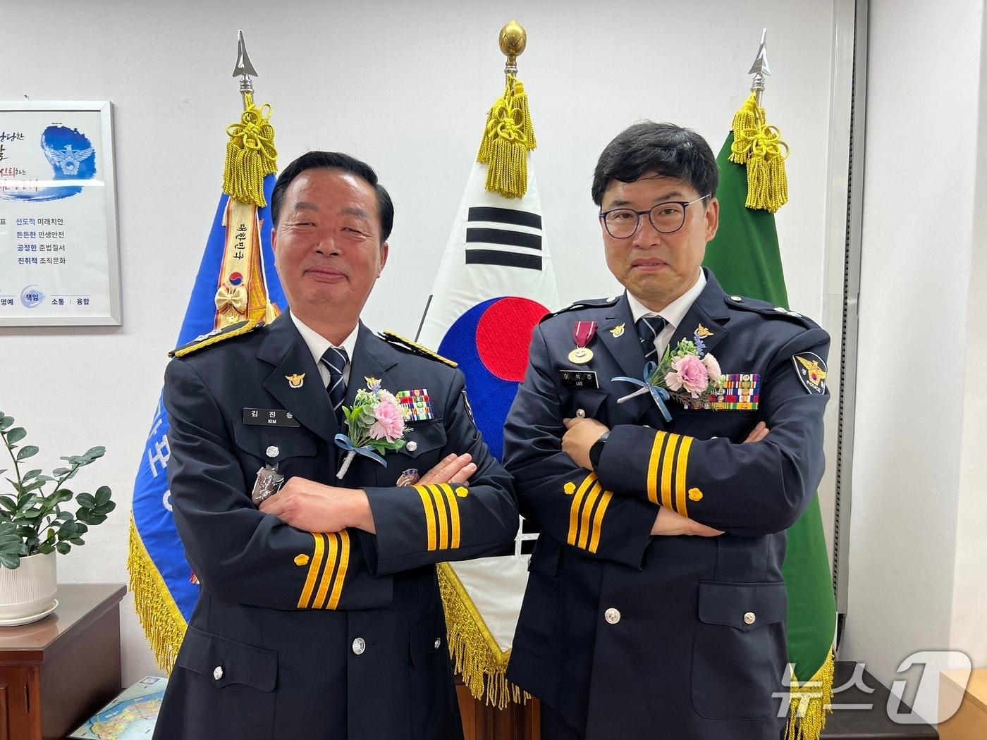 본문 이미지 - 왼쪽부터 서울 마포경찰서 소속 김진웅 연남파출소장(60·경감), 이석주 교통안전계 4팀장(60·경감) 2025.06.27 ⓒ 뉴스1 심서현 기자