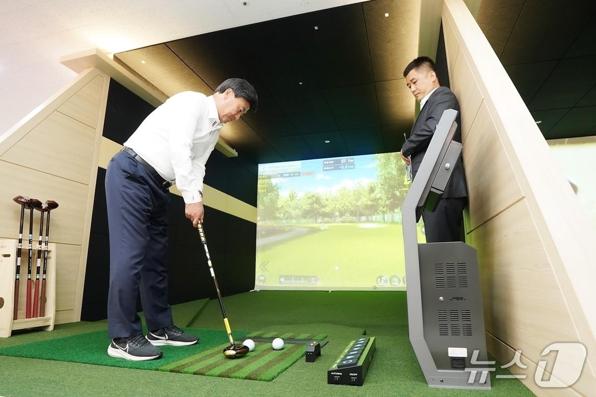 본문 이미지 - 광주시 첫 실내 스크린파크골프장에서 라운드를 하고 있는 시민.&#40;광주시 제공&#41;