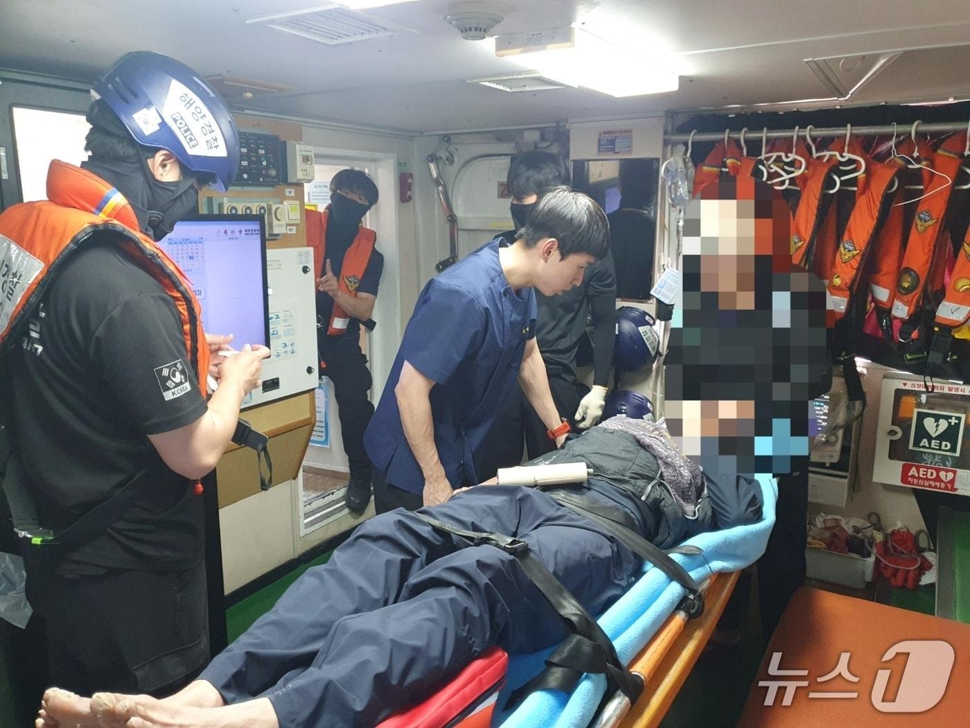 본문 이미지 - 부안해경이 뇌진탕 의심 환자를 이송했다.&#40;부안해양경찰서 제공. 재판매 및 DB금지&#41;