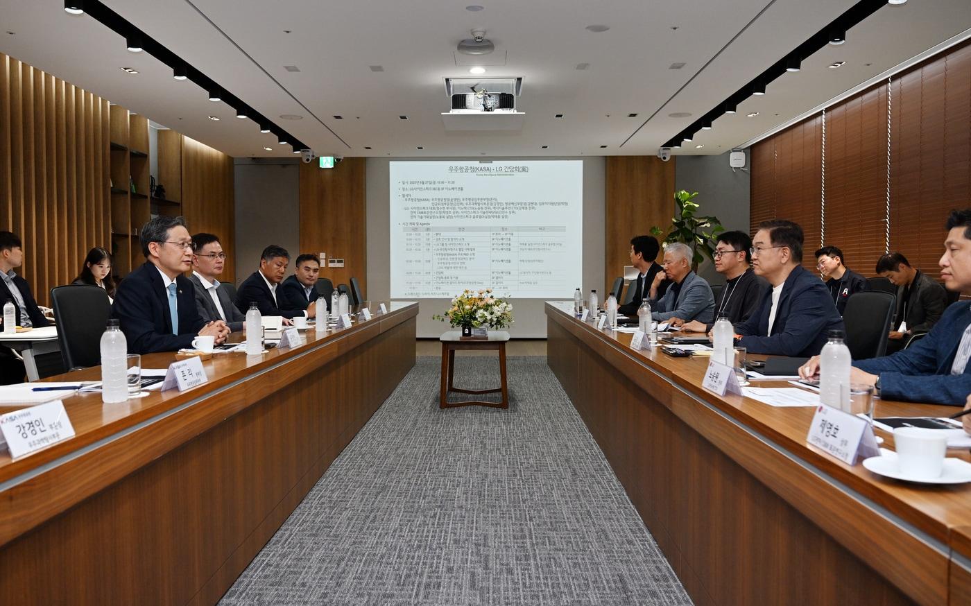우주항공청은 27일 서울 강서구 마곡 LG사이언스파크에서 민간 주도 우주항공산업 확대를 위한 간담회 LG와 가졌다.&#40;우주항공청 제공&#41;