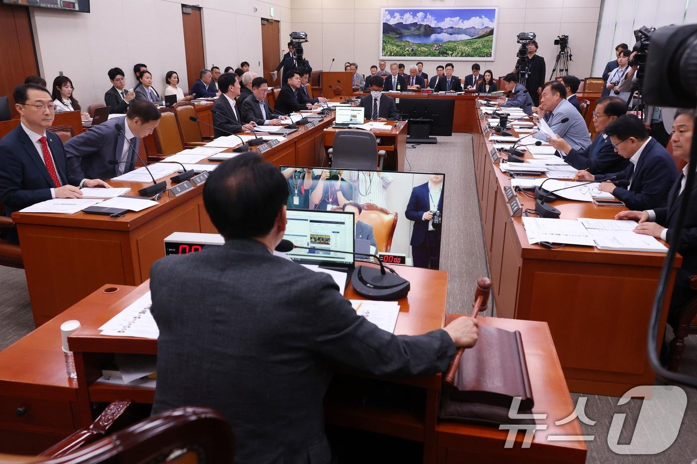 27일 오전 서울 여의도 국회에서 열린 외교통일위원회 전체회의에서 김석기 위원장이 의사봉을 두드리고 있다. 2025.6.27/뉴스1 ⓒ News1 이광호 기자