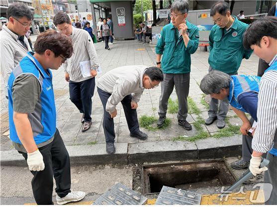 본문 이미지 - 김성보 행정2부시장이 중구 소재 빗물받이를 점검하고 있다.(서울시 제공)