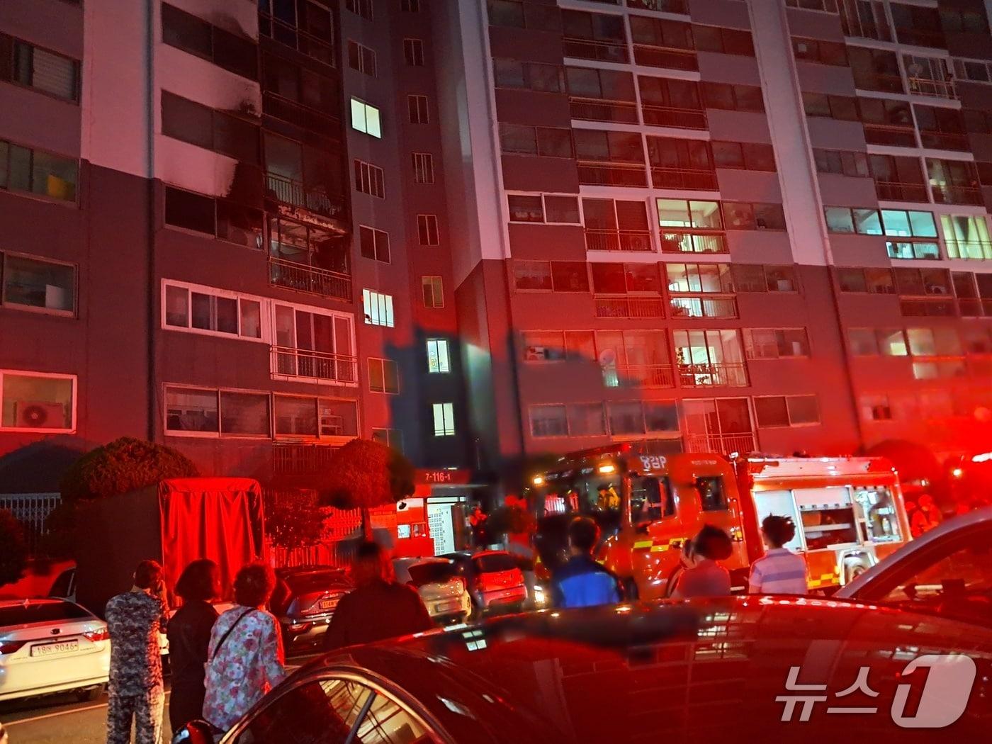 본문 이미지 - 지난 24일 오전 부산 부산진구 개금동 아파트 화재 현장.(부산진구 제공. 재판매 및 DB 금지)