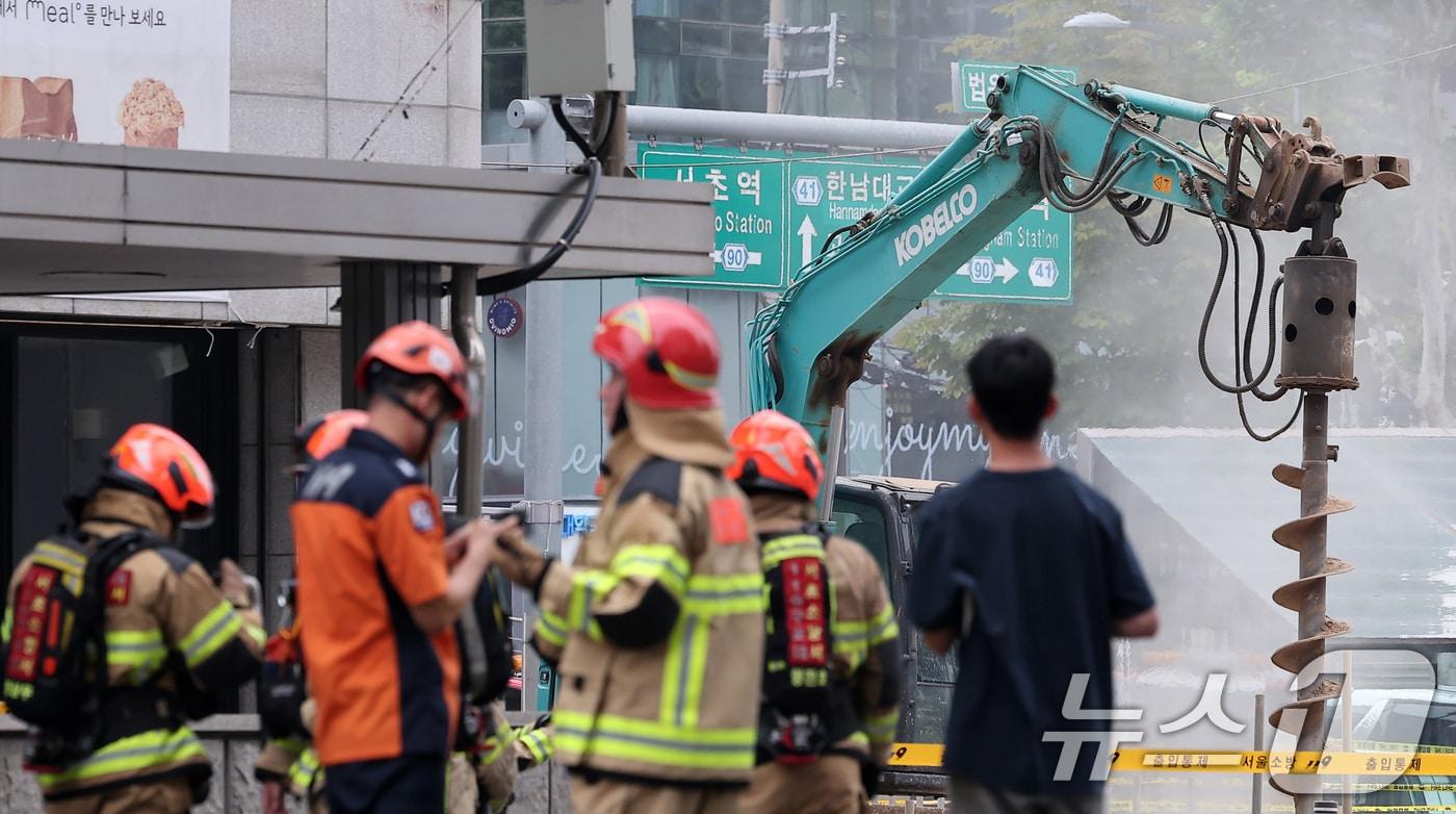 27일 서울 서초구 지하철 2호선 교대역에서 작업 중이던 굴착기가 도시가스 배관을 건드려 가스가 유출돼 일대가 교통통제 되고 있다. 서울지하철공사는 사고 직후 교대역을 지나는 2·3호선 열차를 무정차 통과시키고 있다. 2025.6.27/뉴스1 ⓒ News1 김성진 기자