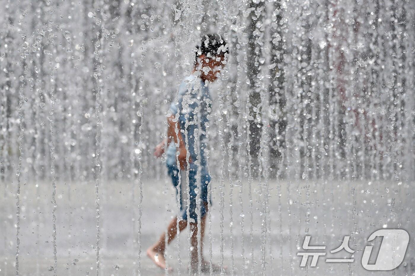 대구·경북에 올여름 첫 폭염주의보가 발효된 27일 오후 대구 서구 평리공원 바닥분수에서 어린이가 물장난을 치며 더위를 식히고 있다. 2025.6.27/뉴스1 ⓒ News1 공정식 기자