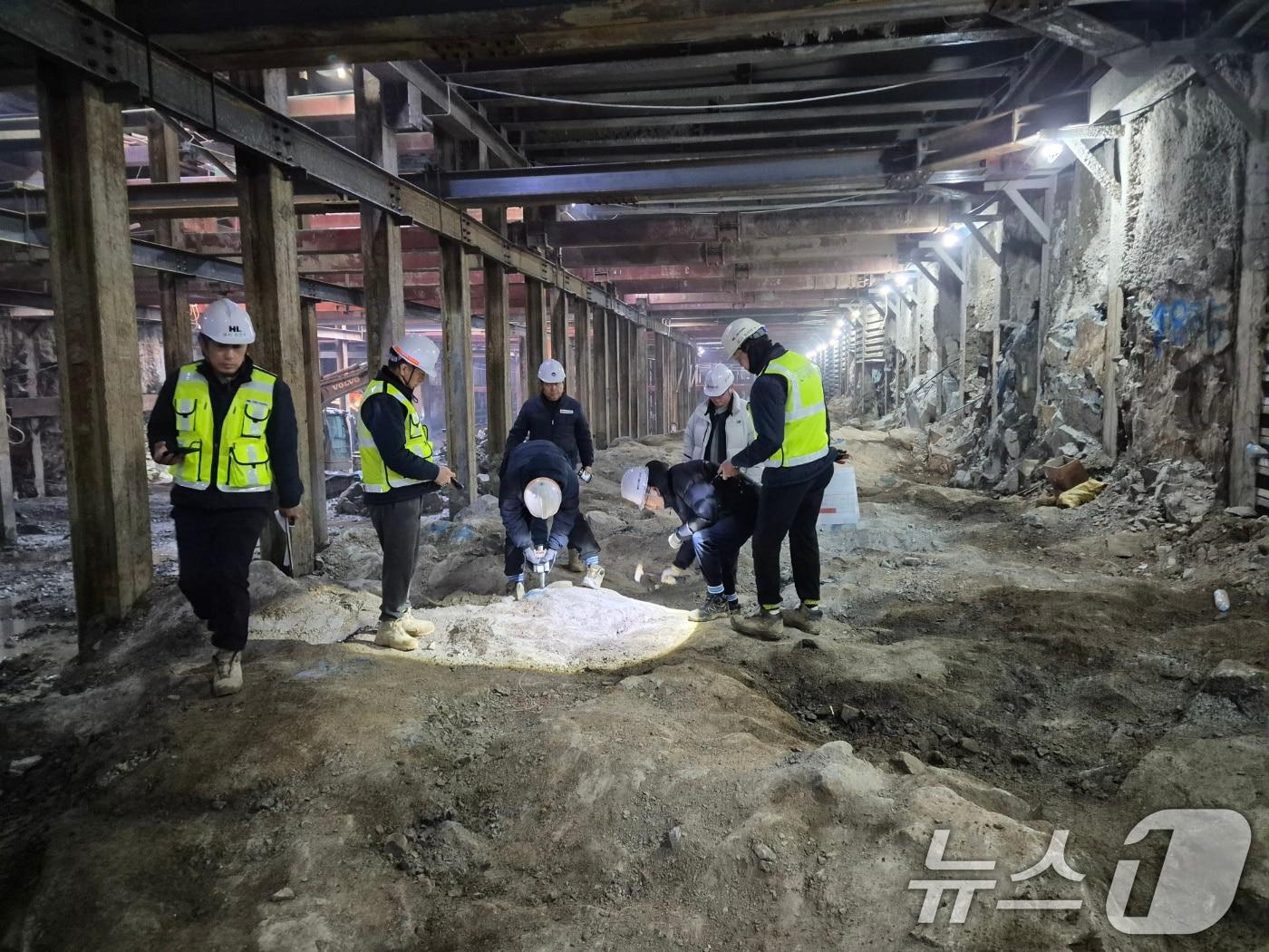 본문 이미지 - 지난 6월 광주 도시철도 2호선 공사 현장에서 대형 암석이 발견돼 파쇄 작업을 하고 있다.&#40;광주시 제공. 재판매 및 DB 금지&#41; 2025.6.27/뉴스1 