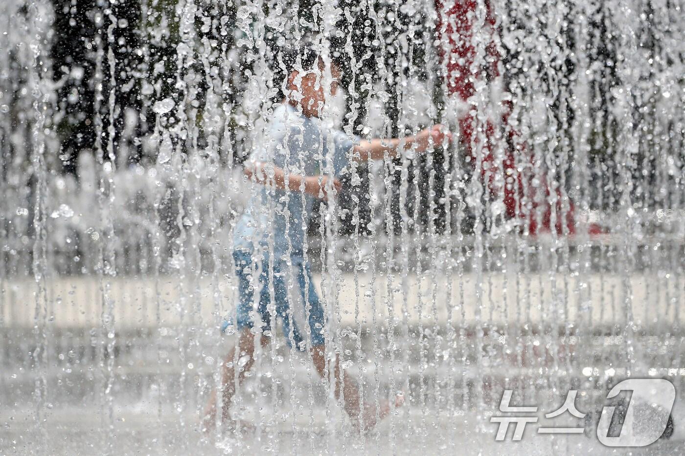 대구·경북에 올여름 첫 폭염주의보가 발효된 27일 오후 대구 서구 평리공원 바닥분수에서 어린이가 물장난을 치며 더위를 식히고 있다. 2025.6.27/뉴스1 ⓒ News1 공정식 기자