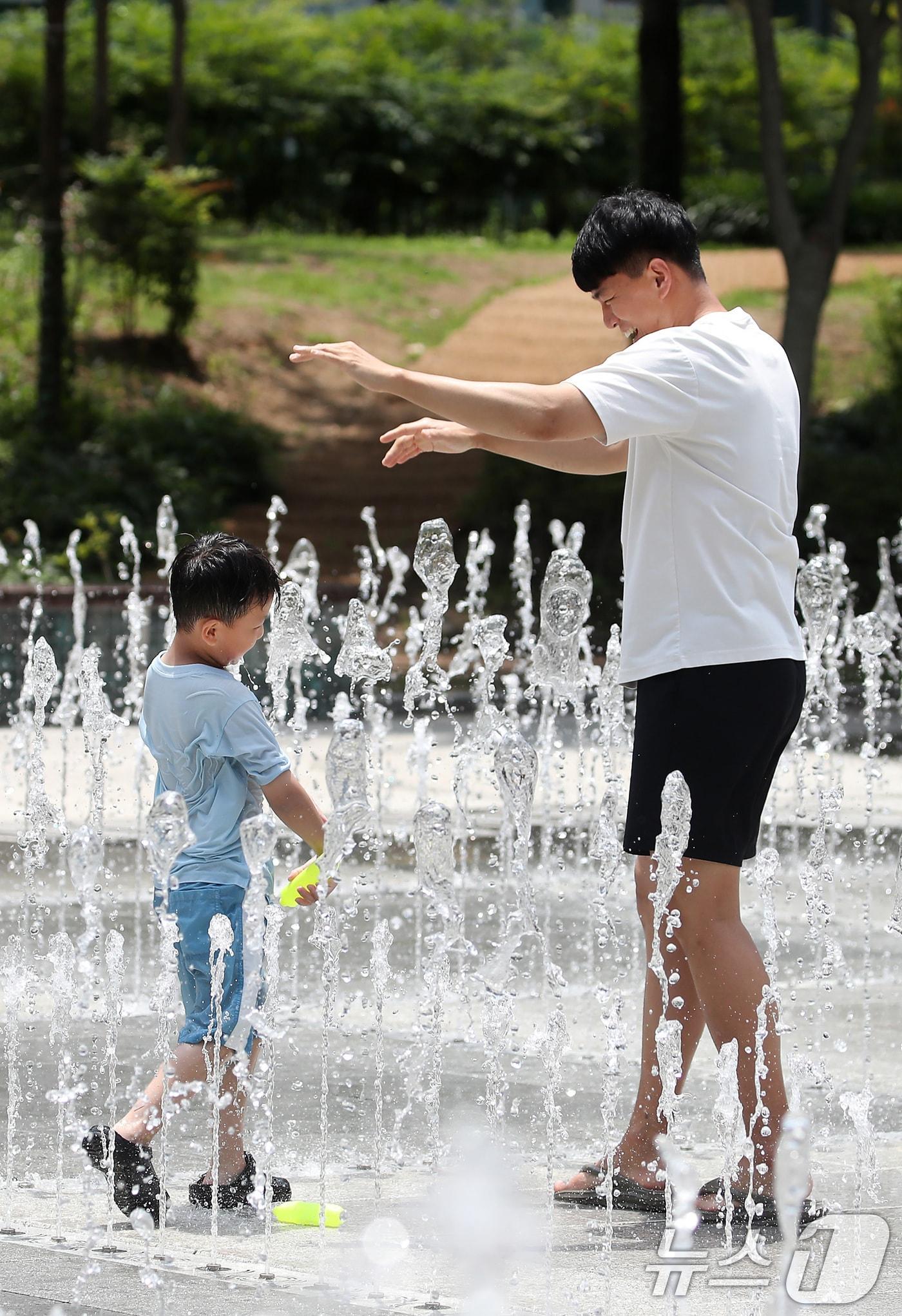 본문 이미지 - 6월 마지막 휴일 대구와 경북 곳곳에 폭염특보가 발효되는 등 불볕더위를 나타내고 있다. 사진은 지난 27일 오후 대구 서구 평리공원 바닥분수에서 아이와 아빠가 물장난을 치며 더위를 식히는 모습 2025.6.27/뉴스1 ⓒ News1 공정식 기자