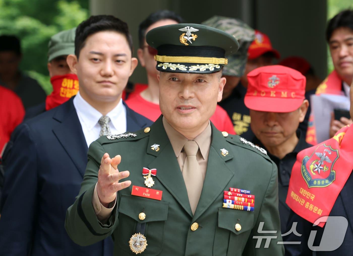 본문 이미지 - 박정훈 대령이 지난 달 27일 오후 서울 서초구 고등법원에서 열린 상관명예훼손 등 2심 공판에 출석하고 있다.  2025.6.27/뉴스1 ⓒ News1 김명섭 기자