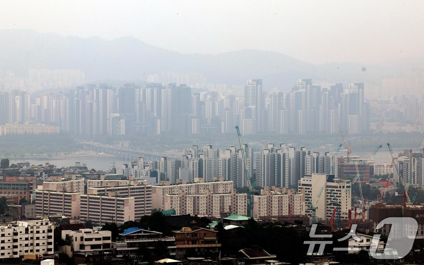 금융위원회는 27일 관계부처와 함께 '긴급 가계부채 점검회의'를 열고 28일부터 수도권·규제 지역 내 주택 구입 목적의 주택담보대출(주담대) 최대한도를 6억 원으로 제한한다고 밝혔다. 이날 서울시내 아파트의 모습. 2025.6.27/뉴스1 ⓒ News1 황기선 기자