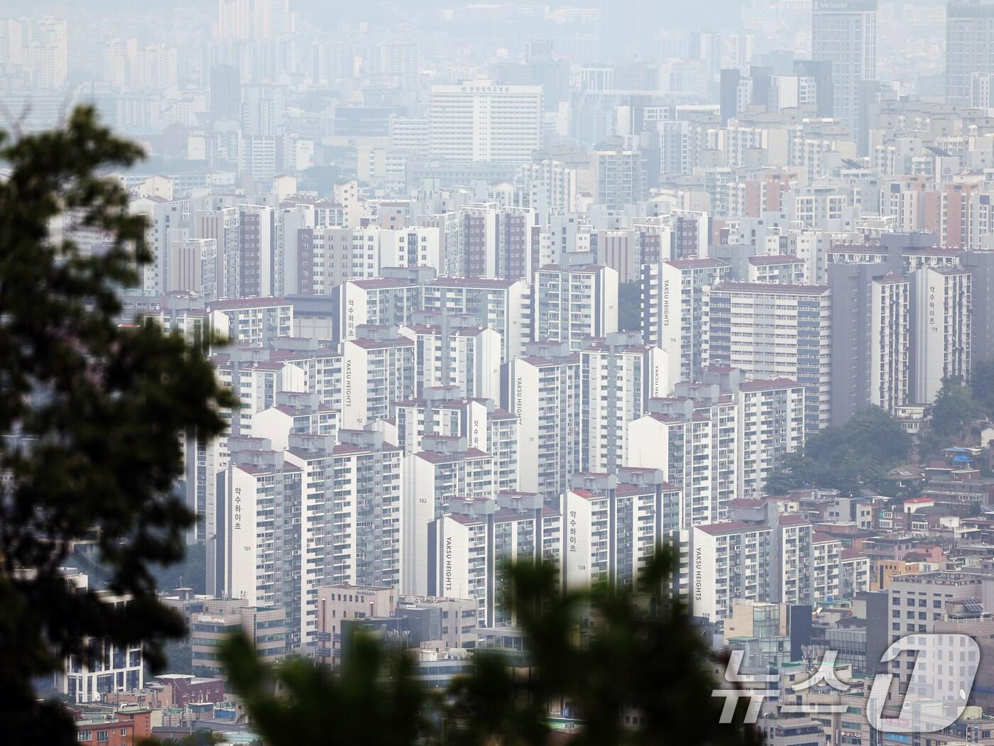 본문 이미지 - 금융위원회는 27일 관계부처와 함께 &#39;긴급 가계부채 점검회의&#39;를 열고 오는 28일부터 수도권·규제 지역 내 주택 구입 목적의 주택담보대출&#40;주담대&#41; 최대한도를 6억 원으로 제한한다고 밝혔다. 또 생애최초 주담대 주택담보대출비율&#40;LTV&#41;을 기존 80%에서 70%로 낮추는 동시에 &#39;실거주 요건&#39;도 새롭게 만들었다. 사진은 이날 서울시내 아파트의 모습. 2025.6.27/뉴스1 ⓒ News1 황기선 기자
